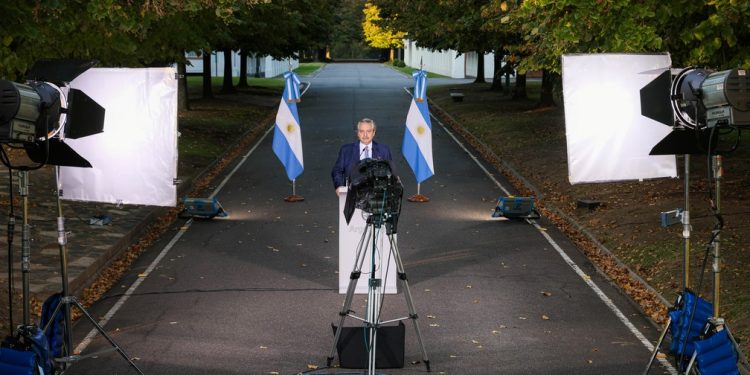 Argentina decreta toque de recolher para conter aumento de casos de Covid-19