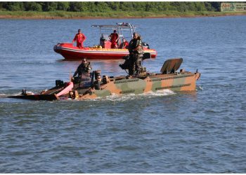 Novos motoristas de blindados anfíbios do exército fazem treinamento no Lago de Itaipu