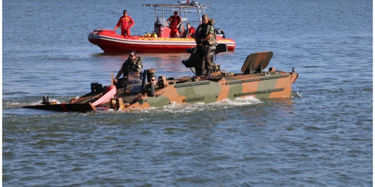 Novos motoristas de blindados anfíbios do exército fazem treinamento no Lago de Itaipu