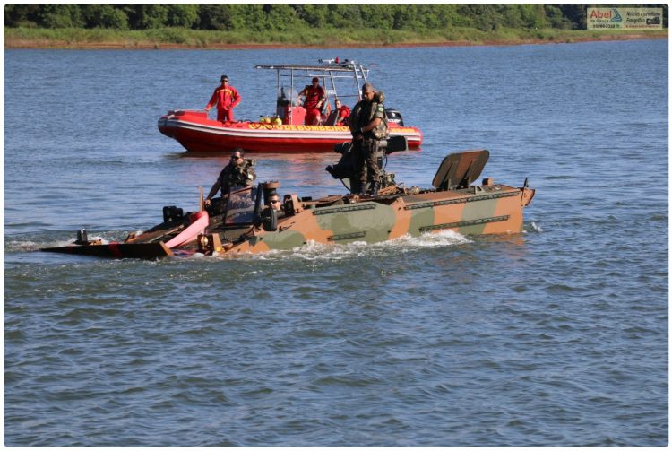 Novos motoristas de blindados anfíbios do exército fazem treinamento no Lago de Itaipu