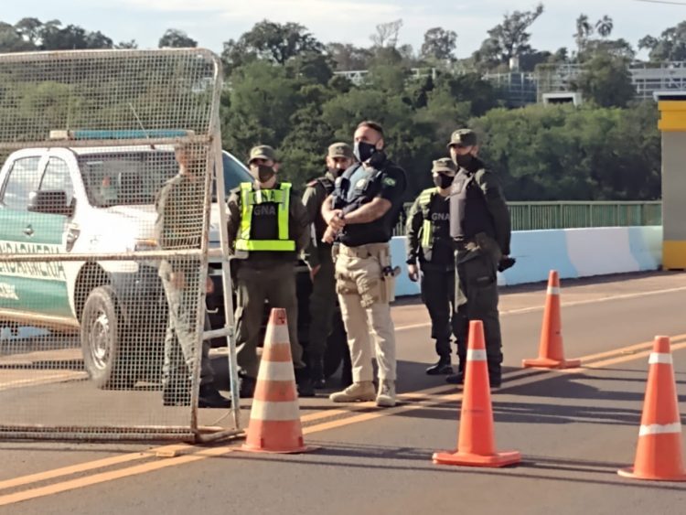 Caminhoneiros protestam na fronteira com a Argentina contra exigência de novo teste Covid