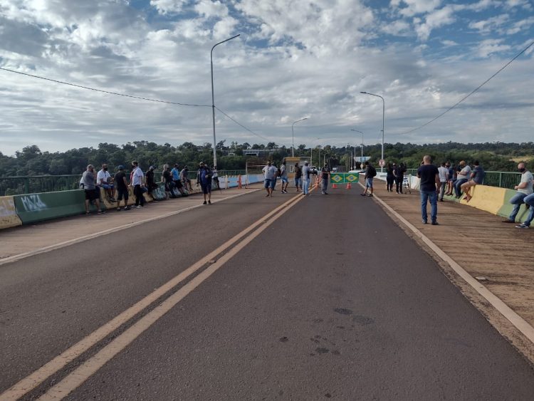 Caminhoneiros protestam na fronteira com a Argentina contra exigência de novo teste Covid