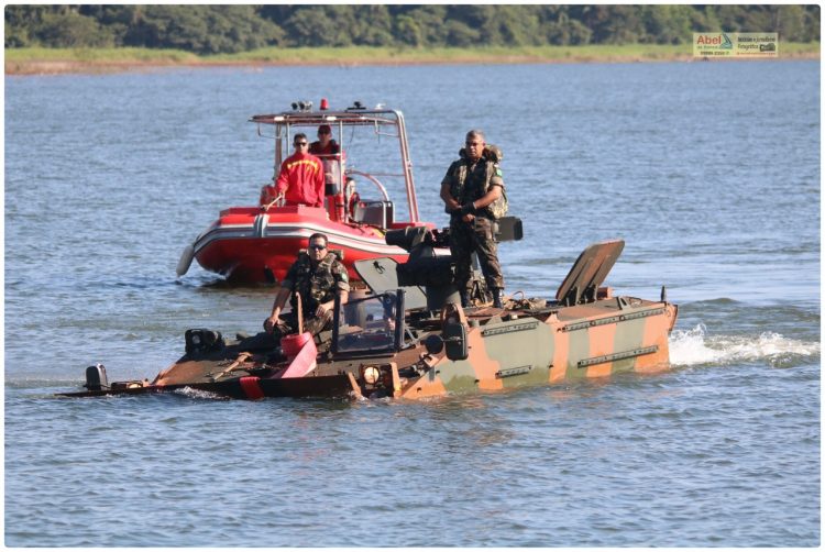 Novos motoristas de blindados anfíbios do exército fazem treinamento no Lago de Itaipu
