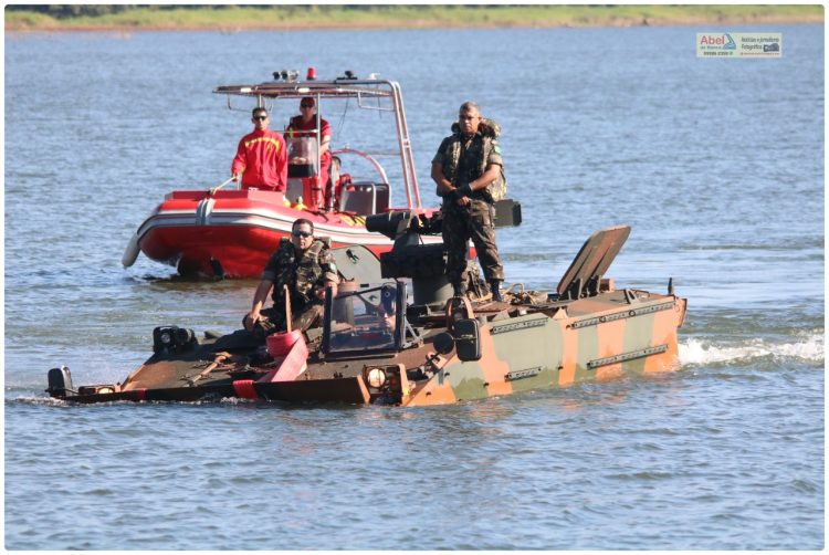 Novos motoristas de blindados anfíbios do exército fazem treinamento no Lago de Itaipu