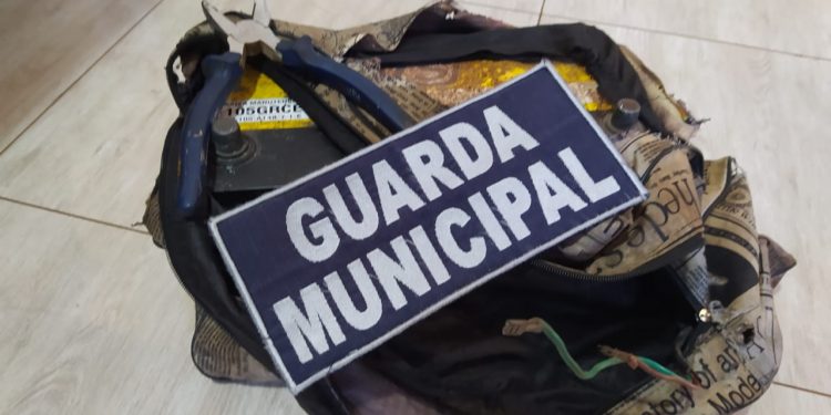 Homem é preso dormindo após furtar bateria no Pátio de Máquinas da Prefeitura