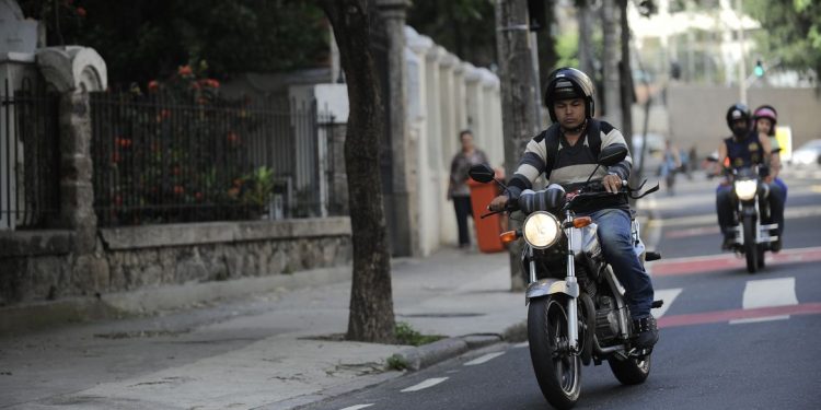 Nova lei de trânsito: motocicleta poderá ser retida se viseira estiver aberta