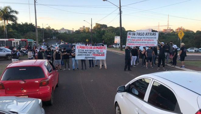Donos de bares e restaurantes de CDE protestam contra toque de recolher