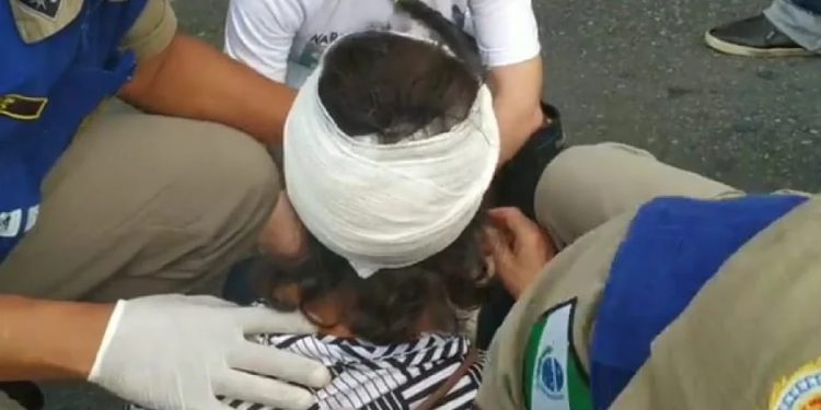 Idosa que participava de Marcha Cristã é atingida por objetos jogados de prédio em Curitiba