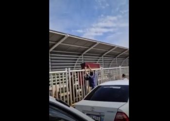 Caixão é carregado pela passarela da Ponte da Amizade