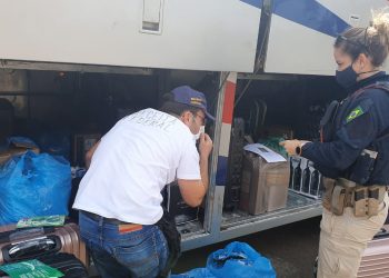 Receita Federal e PRF retêm um ônibus carregado com mercadorias estrangeiras