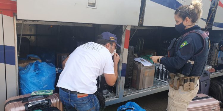 Receita Federal e PRF retêm um ônibus carregado com mercadorias estrangeiras