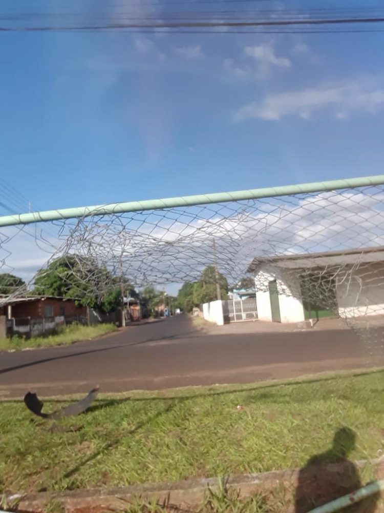 Motorista perde controle de veículo e quase cai em piscina no Porto Meira