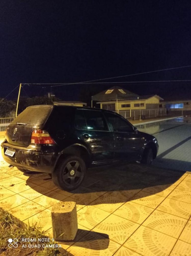 Motorista perde controle de veículo e quase cai em piscina no Porto Meira