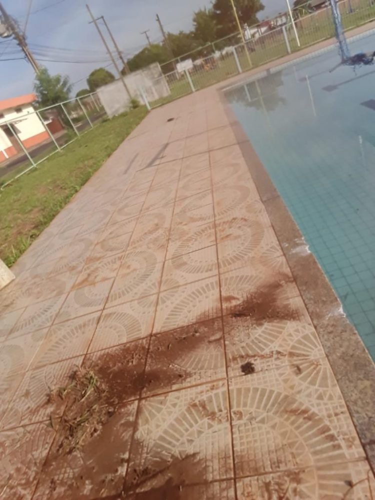 Motorista perde controle de veículo e quase cai em piscina no Porto Meira