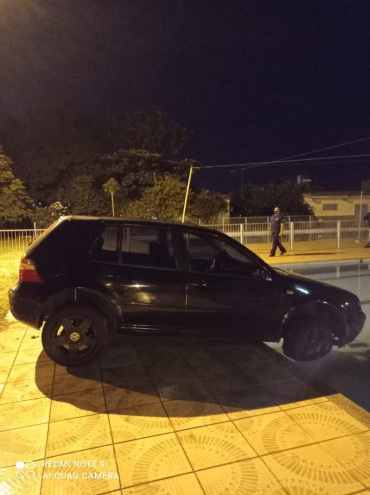 Motorista perde controle de veículo e quase cai em piscina no Porto Meira