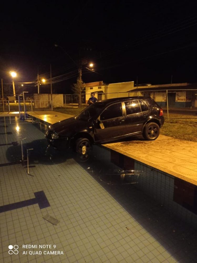 Motorista perde controle de veículo e quase cai em piscina no Porto Meira