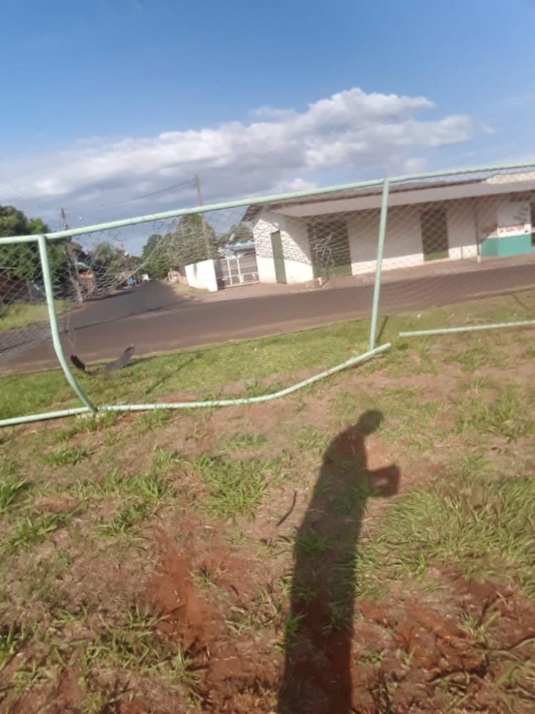 Motorista perde controle de veículo e quase cai em piscina no Porto Meira