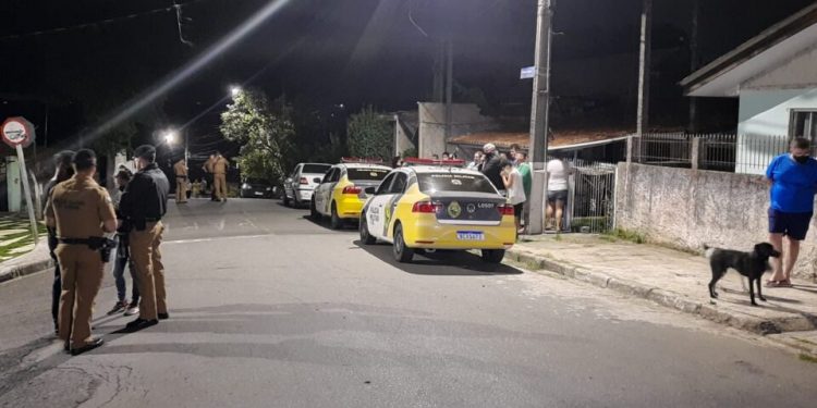 Paraná: idoso que teria estuprado criança de 3 anos ataca policiais com facão e é morto