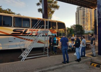 Receita Federal e PRF retêm um ônibus carregado com mercadorias estrangeiras