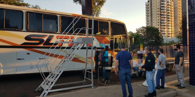 Receita Federal e PRF retêm um ônibus carregado com mercadorias estrangeiras