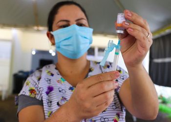 Segunda dose da vacina contra a covid-19 começa a ser agendada neste domingo, 18