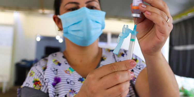Segunda dose da vacina contra a covid-19 começa a ser agendada neste domingo, 18