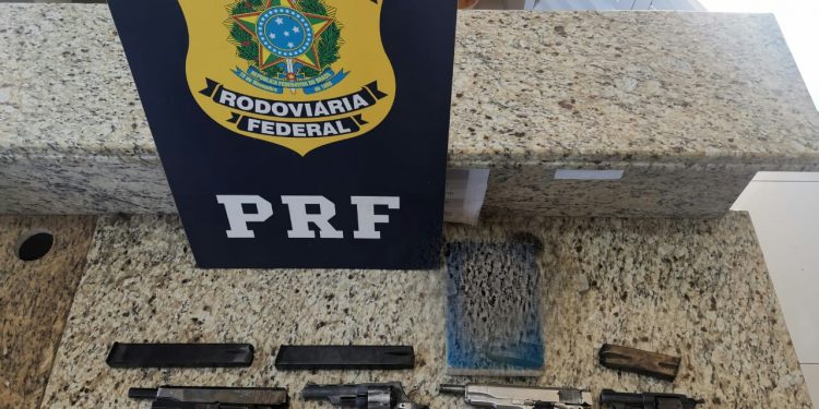 PRF aprende duas pistolas, dois revólveres e seis carregadores em Santa Terezinha