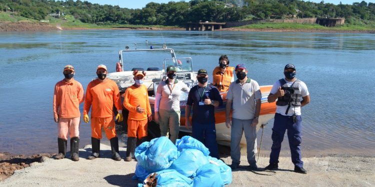 Mutirão de limpeza mostra “herança” deixada por pescadores nas margens dos rios Iguaçu e Paraná