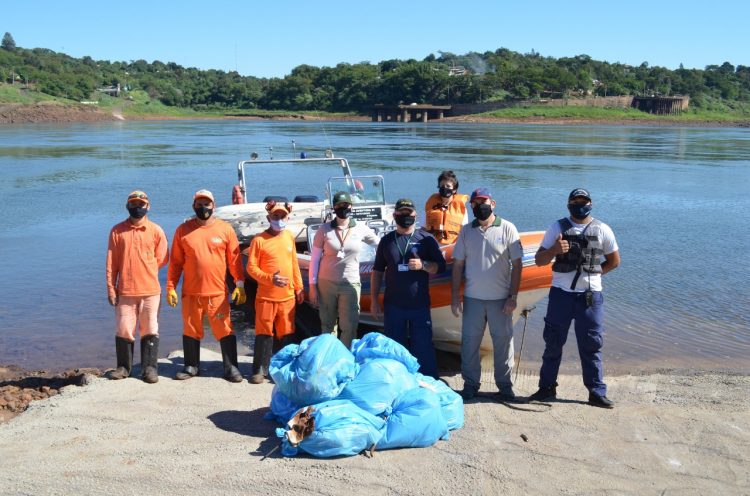 Mutirão de limpeza mostra “herança” deixada por pescadores nas margens dos rios Iguaçu e Paraná