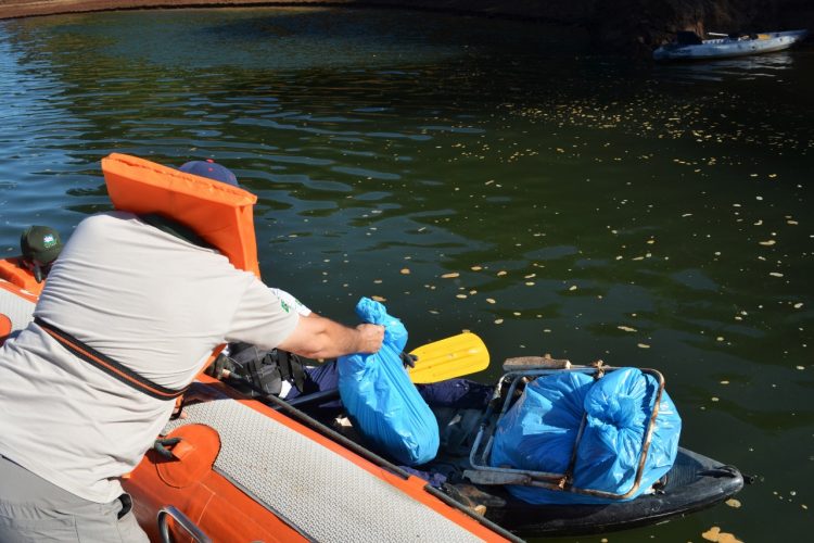 Mutirão de limpeza mostra “herança” deixada por pescadores nas margens dos rios Iguaçu e Paraná