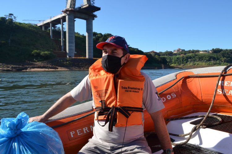 Mutirão de limpeza mostra “herança” deixada por pescadores nas margens dos rios Iguaçu e Paraná