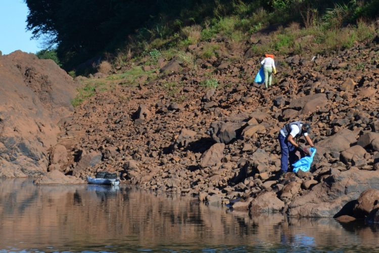 Mutirão de limpeza mostra “herança” deixada por pescadores nas margens dos rios Iguaçu e Paraná