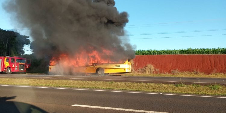 Gerente nega pane elétrica e afirma que incêndio em ônibus foi criminoso