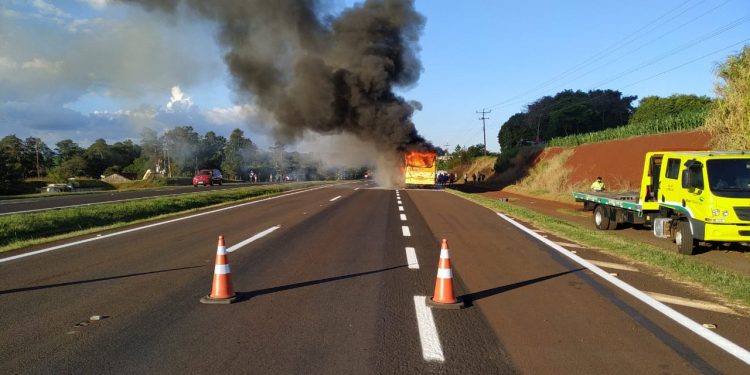 Maré de azar: ônibus da linha Santa Terezinha é assaltado e em seguida pega fogo