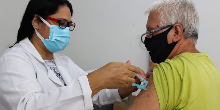 Foz mantém vacinação contra Covid-19 em idosos com 61 anos ou mais