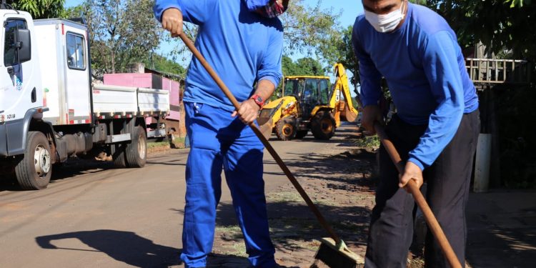 Prefeitura de Foz do Iguaçu executa serviços de pavimentação no Parque Ouro Verde