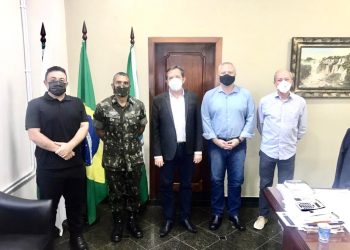 Comandante do 34º Batalhão de Infantaria Mecanizado visita Prefeitura de Foz