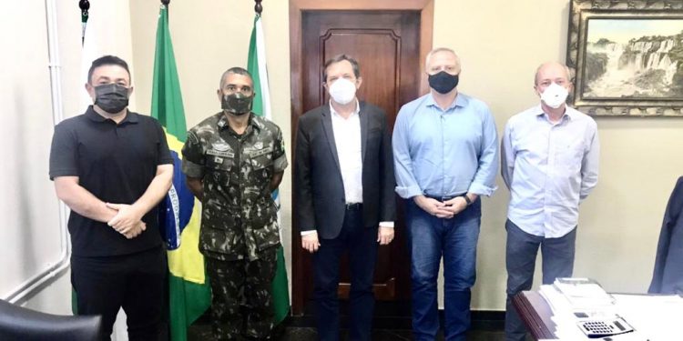 Comandante do 34º Batalhão de Infantaria Mecanizado visita Prefeitura de Foz
