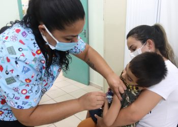 Vacinação contra gripe tem baixa adesão entre mães e crianças