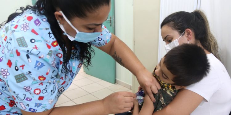 Vacinação contra gripe tem baixa adesão entre mães e crianças