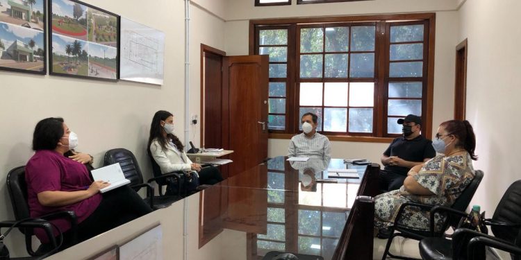 Em defesa da vida, representantes de educadores municipais de foz pedem adiamento de aulas presenciais.