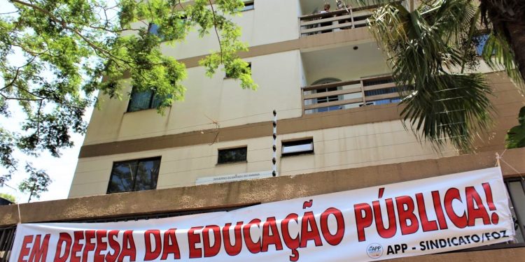 Professores e funcionários da rede estadual fazem paralisação nesta quinta