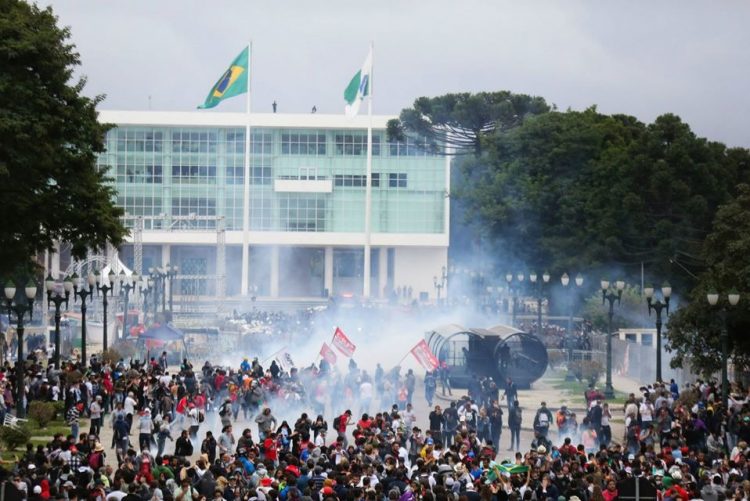 Professores e funcionários da rede estadual fazem paralisação nesta quinta