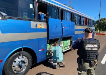 Receita Federal, BPFron e PRF retêm três ônibus em Santa Terezinha de Itaipu