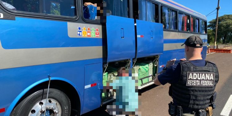 Receita Federal, BPFron e PRF retêm três ônibus em Santa Terezinha de Itaipu