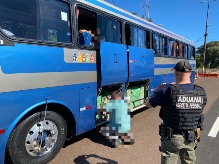 Receita Federal, BPFron e PRF retêm três ônibus em Santa Terezinha de Itaipu