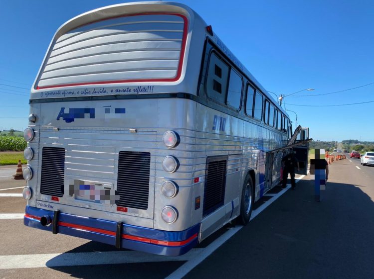 Receita Federal, BPFron e PRF retêm três ônibus em Santa Terezinha de Itaipu