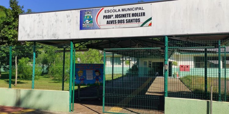 Alunos e funcionários da rede municipal passam por testes de Covid-19 nesta sexta-feira (30)