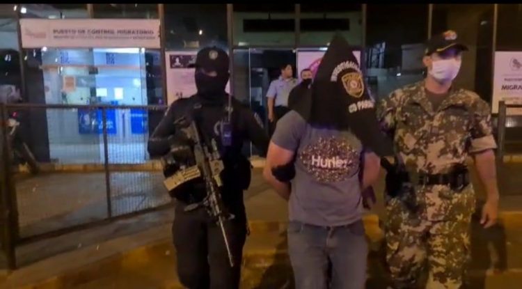 Brasileiro que matou policial em Sarandi, preso no Paraguai, é extraditado ao Brasil