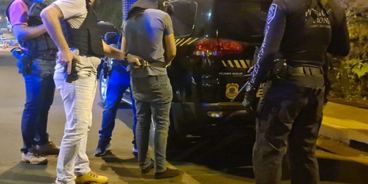 Brasileiro que matou policial em Sarandi, preso no Paraguai, é extraditado ao Brasil